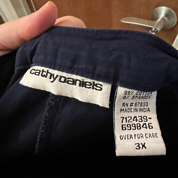 Size 3X - Cathy Daniels - Navy Pull-On Capri Pants - W42"/L20" - Picture 2 of 5